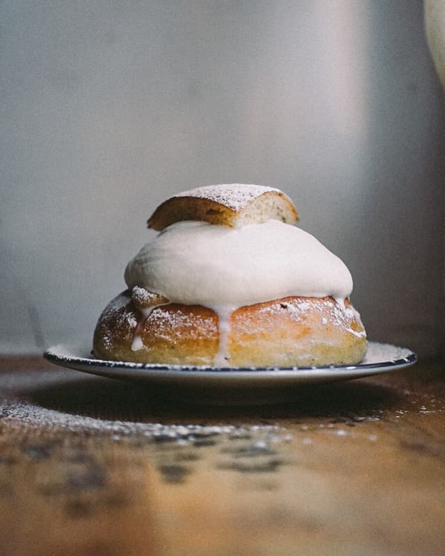 Semla - vetebröd med mandelmassa och grädde